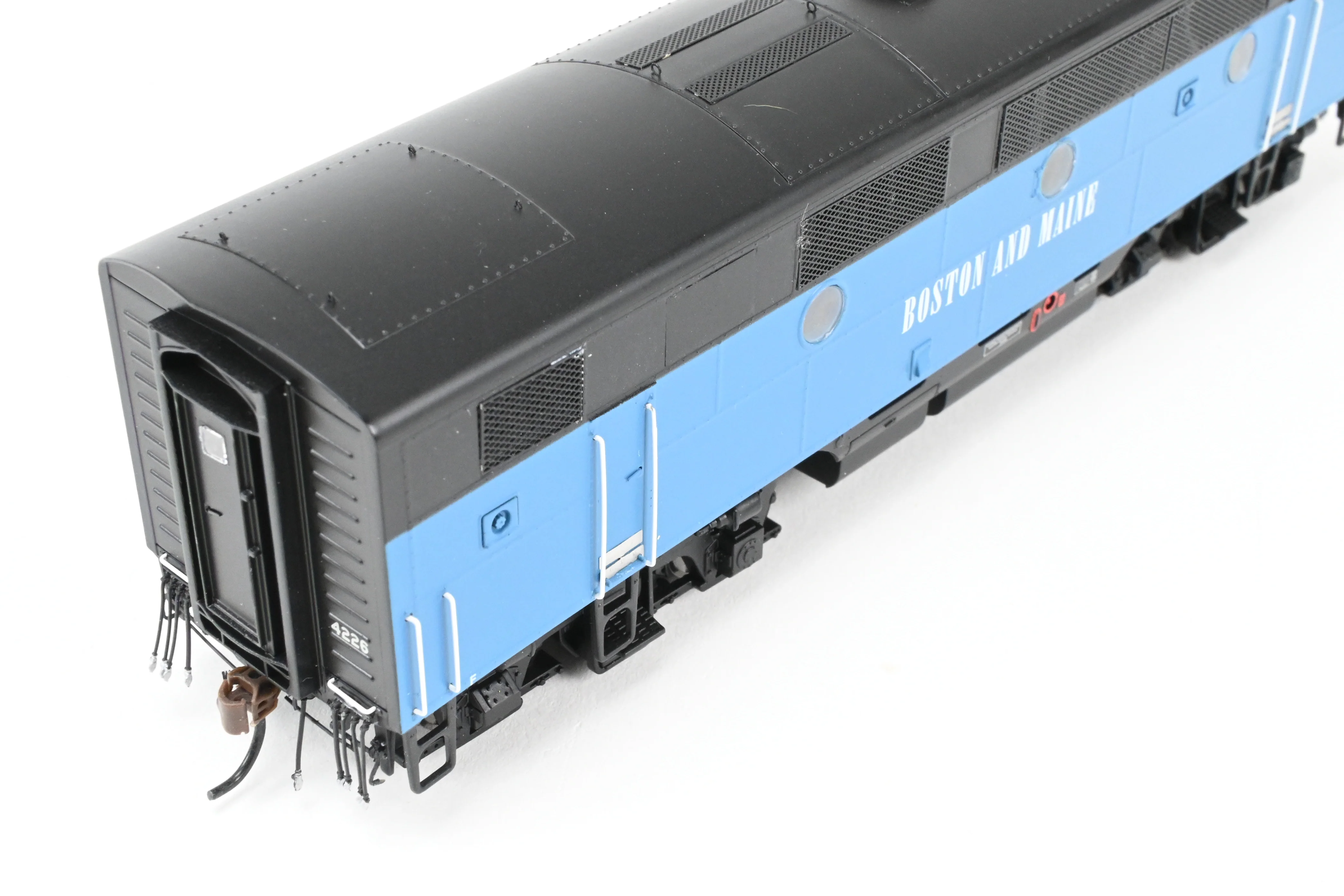 HO Athearn Genesis B&M – Boston & Maine EMD F2-A/F2-B Passenger Set Tsunami2 DCC & Sound - Image 13