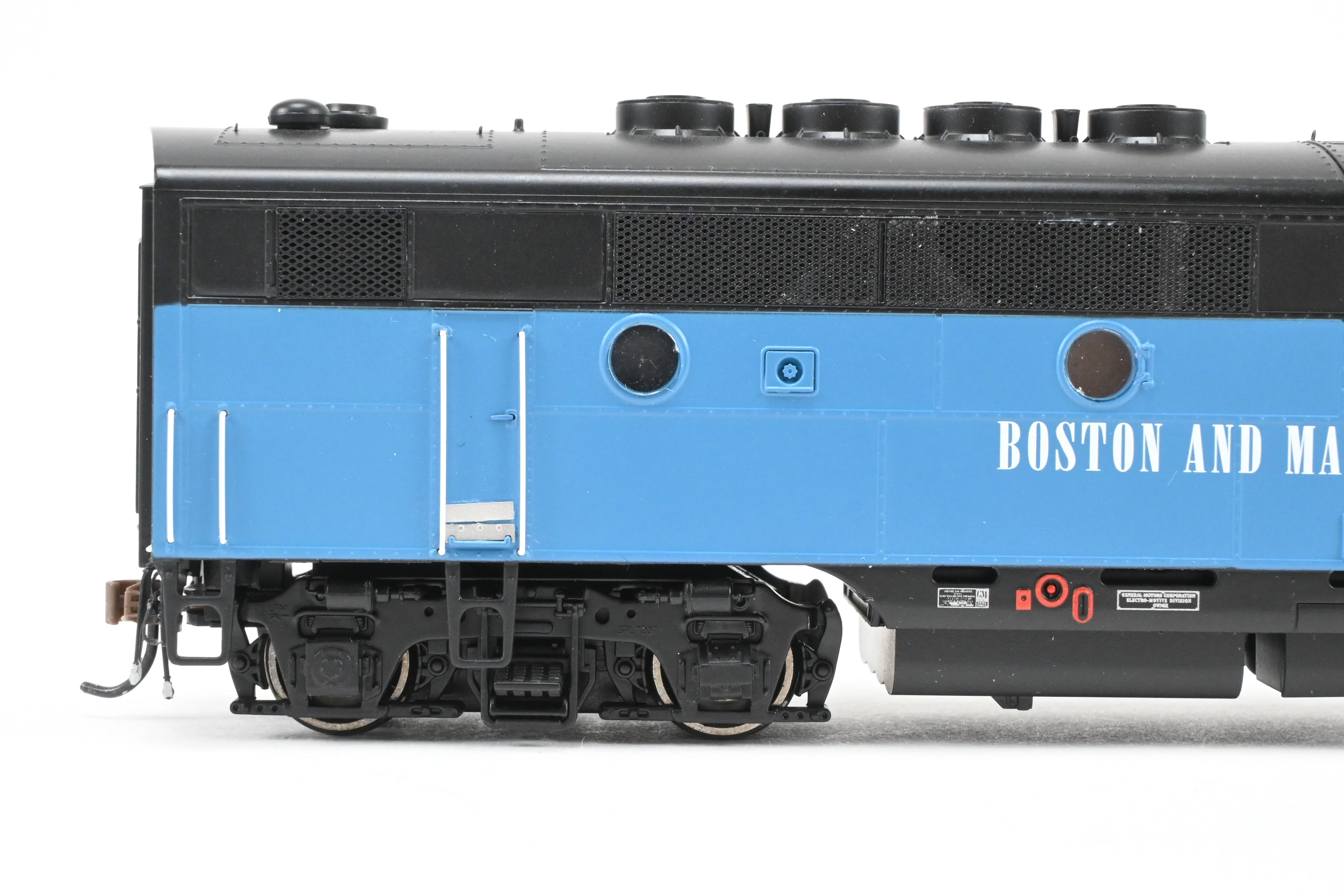 HO Athearn Genesis B&M – Boston & Maine EMD F2-A/F2-B Passenger Set Tsunami2 DCC & Sound - Image 15