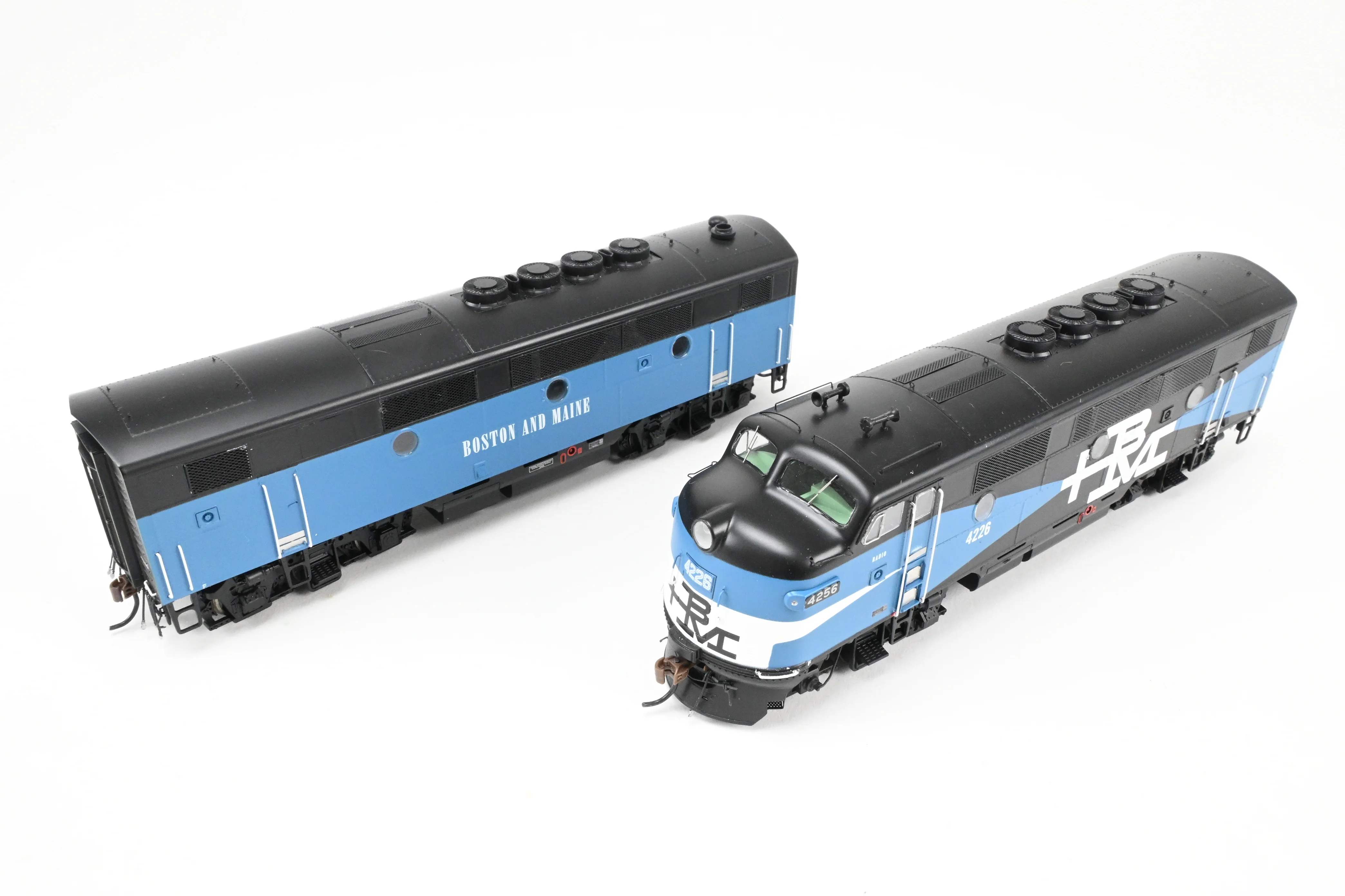 HO Athearn Genesis B&M – Boston & Maine EMD F2-A/F2-B Passenger Set Tsunami2 DCC & Sound - Image 6