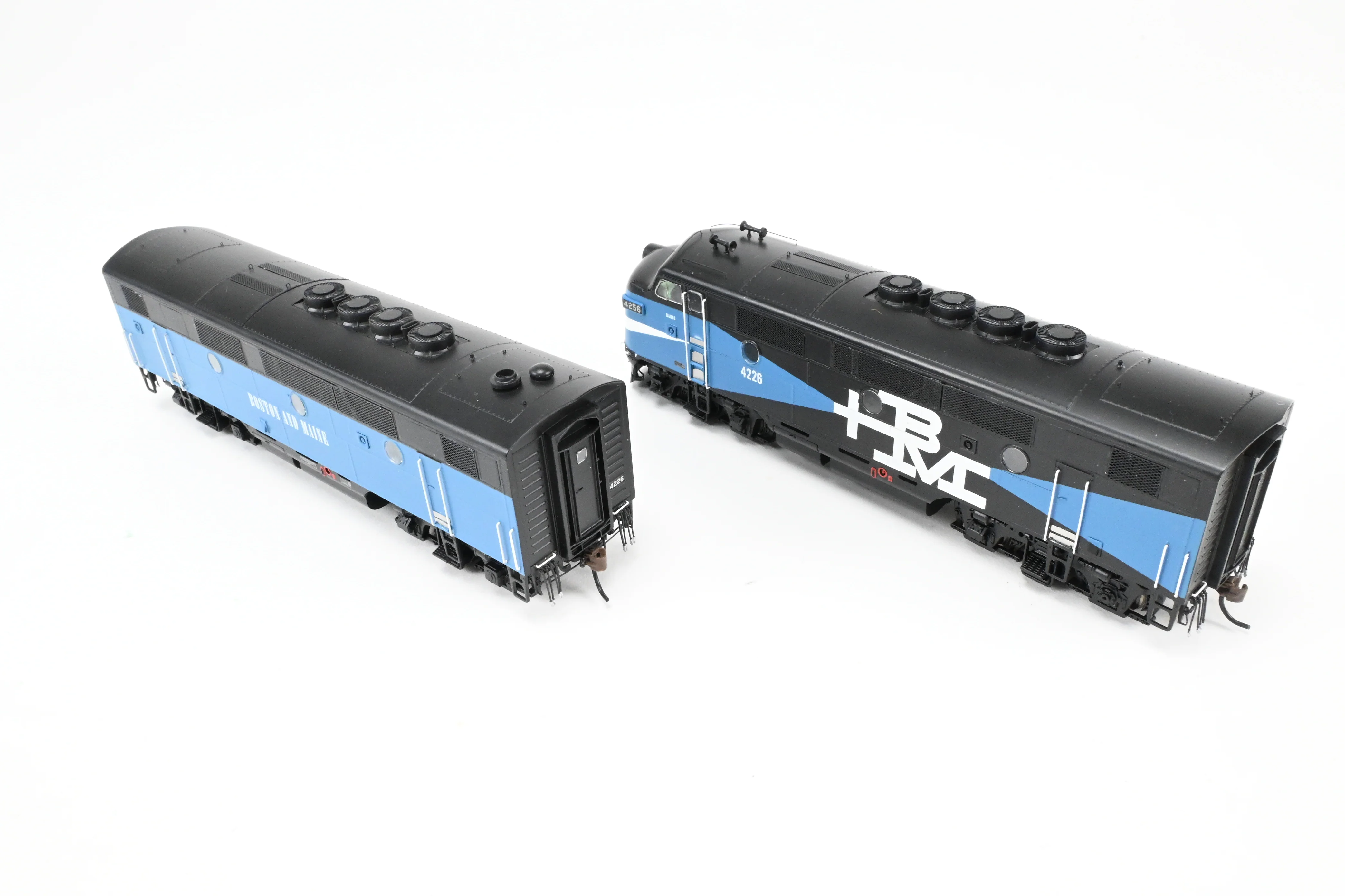 HO Athearn Genesis B&M – Boston & Maine EMD F2-A/F2-B Passenger Set Tsunami2 DCC & Sound - Image 7